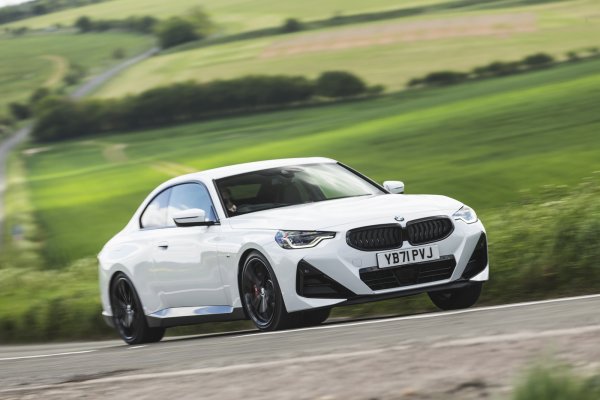 Младежкото купе на BMW е стилна опция, като предлага един от най-добрите интериори в своя клас. "Двойката" е оборудвана с 12,3-инчов клъстер и 14,9-инчов централен сензорен екран като стандарт – но най-впечатляващият аспект са материалите.

Седенето в този баварец е като при кола от класа по-горе, благодарение на нейното брилянтно покритие. Има и 390-литров багажник, който е по-голям от Audi S3 Saloon и Mercedes-AMG CLA 35. 

Гамата започва с 220i, който използва 2,0-литров четирицилиндров турбобензинов двигател със 184 к.с., който стига стотака за 7,5 секунди. 330i с 242 коня намалява това време до 5,9 секунди – територия на горещ хечбек.  
Има и M240i, който може да се похвали с 372 кона, но там задвижването е и на четирите колела, като лети до стотака за 4,3 секунди. Е, парите са повечко.